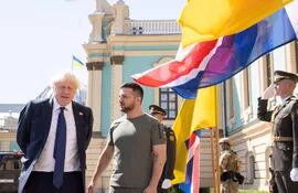 El primer ministro británico, Boris Johnson (i), llegó a Kiev, en una visita que no había anunciado con antelación, para mostrar el respaldo del Gobierno del Reino Unido a los ucranianos, que celebran hoy el aniversario de su independencia. En la imagen, junto al presidente de Ucrania, Volodímir Zelenski (d). (EFE/10DowningStreet)