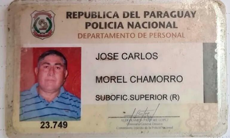 Carnet policial del suboficial superior retirado José Carlos Morel Chamorro, quien  fue desarmado y arrestado por su propio hijo, el suboficial mayor Emigdio Javier Morel Pereira.