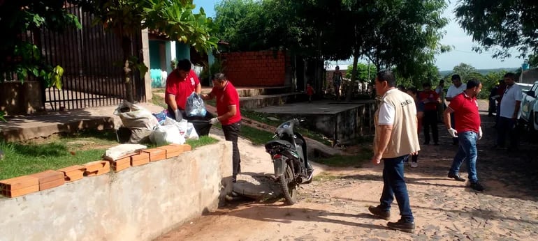 Funcionarios del Senepa y trabajadores de otras instituciones están realizando una minga ambiental contra el dengue y chikunguña en Santaní.
