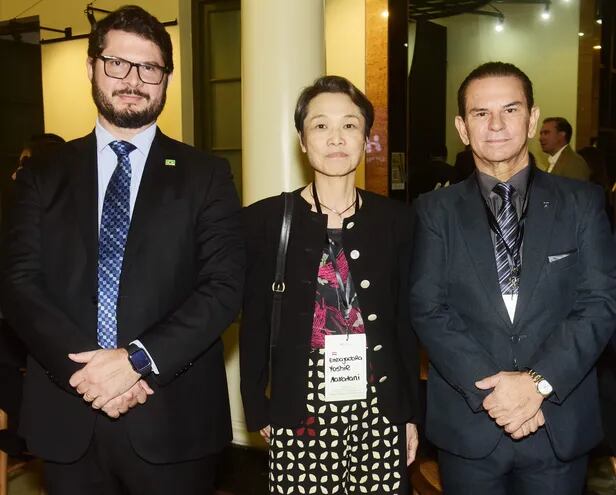 Pedro Cavalcante, secretario de la Embajada de Brasil; la embajadora del Japón, Yoshie Nakatani y Junio Dantas, director de la Cámara de Comercio Paraguay - Brasil.