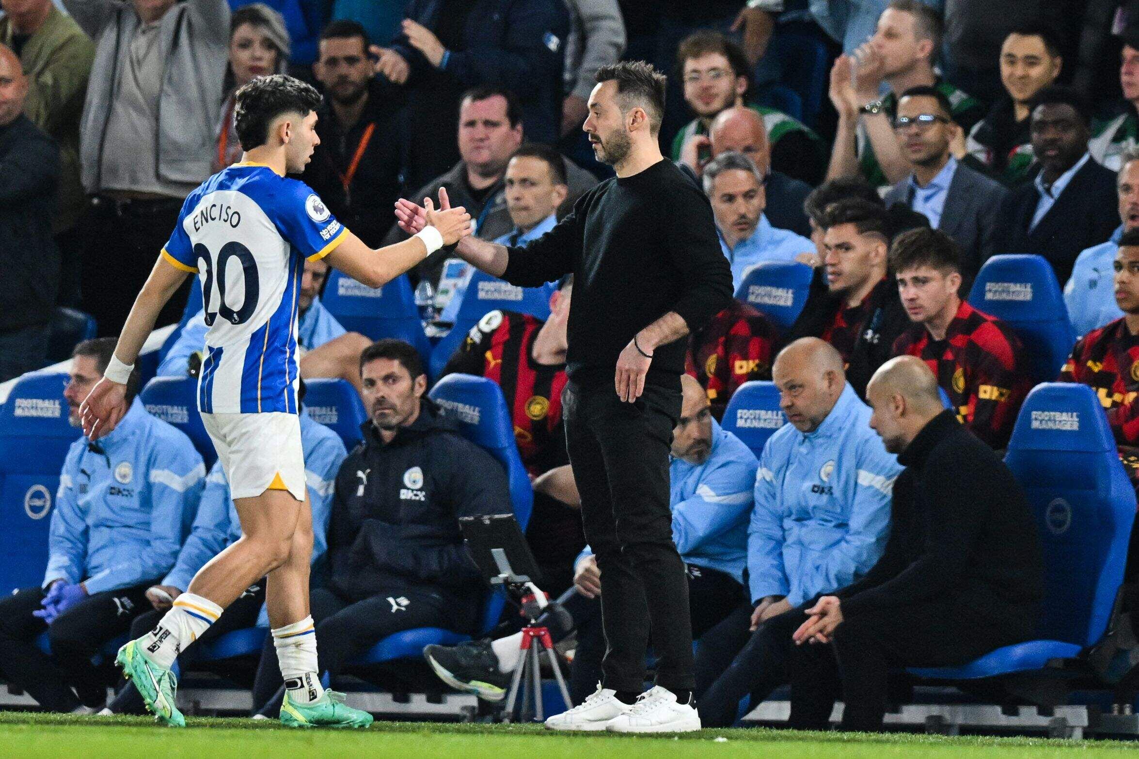 El paraguayo Julio Enciso (i) saluda al italiano Roberto de Zerbi, jugador y entrenador del Brighton, durante una modificación en el partido frente al Manchester City por la Premier League 2022-2023. 