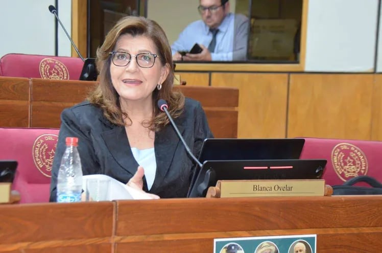 Blanca Ovelar (ANR, FR), senadora y exministra de Educación. Propone que el proyecto de ley que busca derogar el convenio de la Unión Europea sea tratado luego de las elecciones generales del 30 de abril.