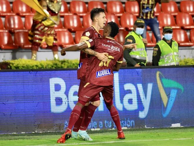 Gustavo Ramírez (i) festeja uno de los goles del Deportivo Tolima en el empate 2-2 con Alianza Petrolera en el torneo Finalización de Colombia.