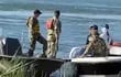 Oficiales de la armada aseguran que cruzaron para rescatar a un personal que prácticamente fue "secuestrado" por una embarcación de ciudadanos argentinos.