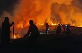 Incendio de mediana magnitud fue controlado por Bomberos Voluntarios de Villarrica que trabajaron hasta altas horas de la noche.