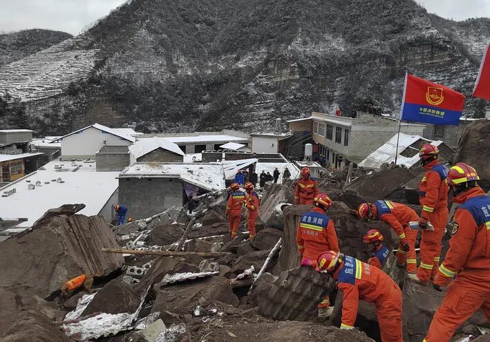 El número de víctimas tras un corrimiento de tierra en el que 44 personas quedaron enterradas en la madrugada de este lunes en la provincia meridional china de Yunnan aumentó en las últimas horas de 20 a 31, informa la agencia estatal Xinhua.