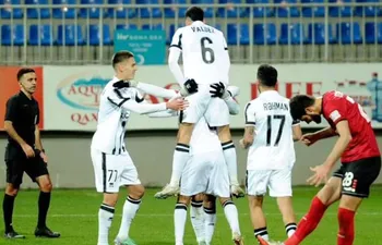 El paraguayo Diego Valdez (6), futbolista del Neftchi Bakú, celebra un gol en el partido contra el Qabala por la jornada 20 de la Premier League de Azerbaiyán.