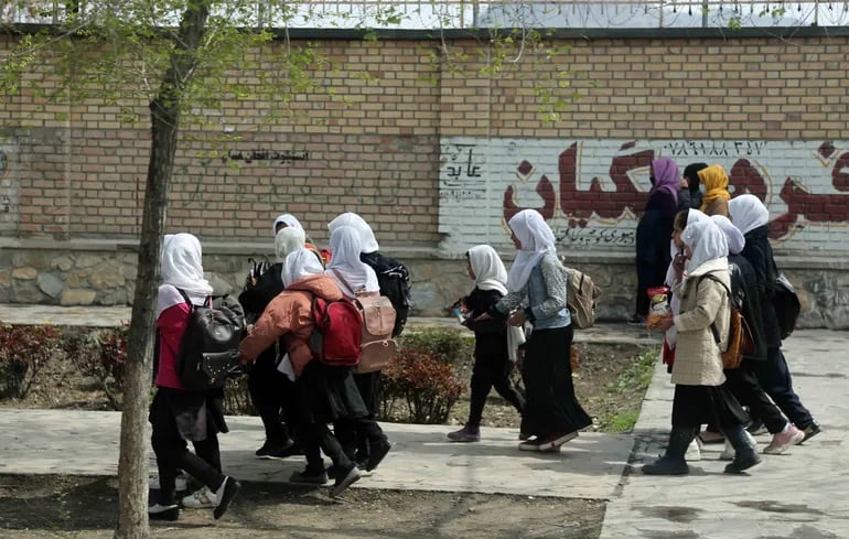 Los ataques contra estudiantes femeninas mediante el uso de químicos tóxicos o el envenenamiento han sido una práctica frecuente en los últimos años en Afganistán por parte de grupos de opositores a la educación de las afganas.