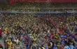 El recibimiento de los hinchas a los jugadores de Cerro Porteño y Olimpia para el superclásico por la fecha 17 del torneo Apertura 2024 del fútbol paraguayo en el estadio La Nueva Olla, en Asunción.