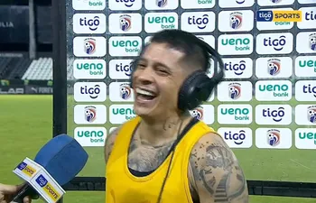 Juan Manuel Iturbe, jugador de Cerro Porteño, entre risas durante la entrevista con Tigo Sports.