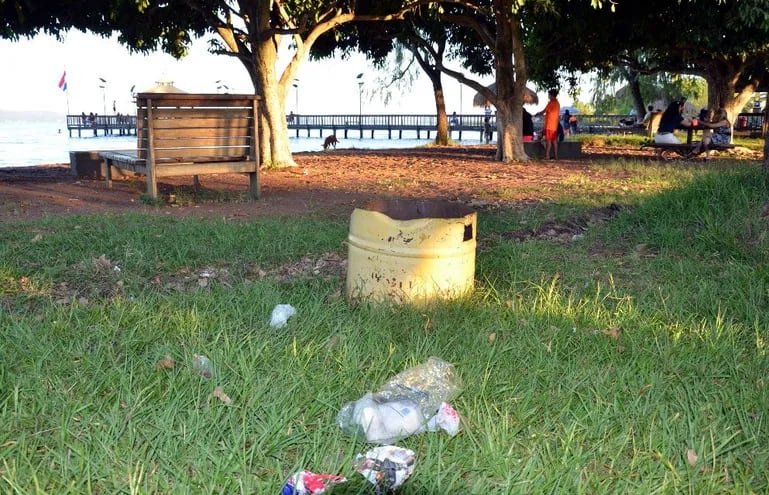 En el predio de la playa municipal de Areguá se puede observar una gran cantidad de basura en el suelo por la falta de basureros suficientes.