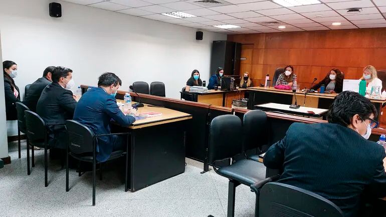 Nancy Chamorro Paredes y Luis Roberto Pintos Aguilera (primeros de la izquierda) escuchan los alegatos finales del fiscal Néstor Coronel.