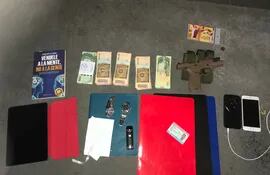 Dinero y objetos incautados durante el allanamiento al motel Wish, donde fue rescatado un adolescente, víctima de trata.