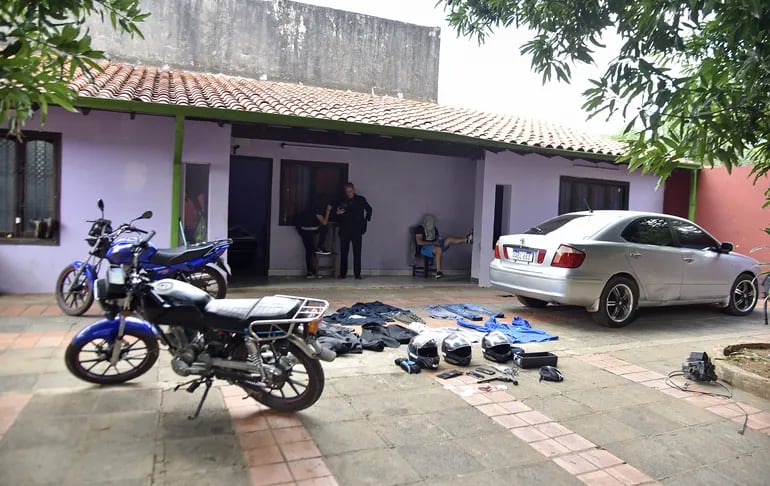 Dos de las motocicletas que utilizaban los miembros de la banda, a más de varios accesorios, el auto que fue denunciado como robado en la comisaría 15° de Asunción y uno de los detenidos.