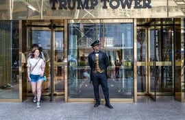 La gente sale de Trump Tower en Manhattan en la ciudad de Nueva York. Según un informe reciente, el FBI estaba buscando documentos relacionados con la energía nuclear, entre otras cosas, cuando registraron Mar-a-Lago.