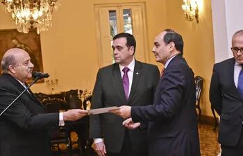 Designación de Juan Ángel Delgadillo como embajador de la República del Paraguay ante Brasil.