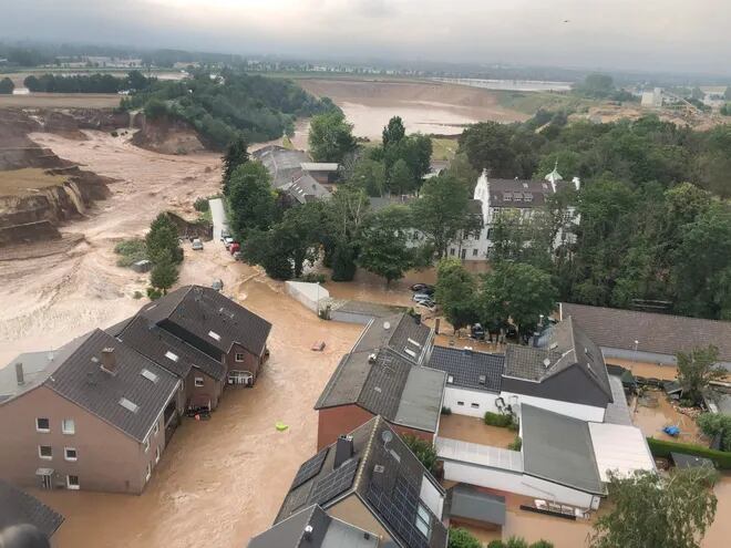 Una fotografía facilitada por las autoridades de Rhein-Erft muestra la zona después de que las fuertes lluvias provocaron inundaciones en Erftstadt-Blessem, Alemania, el 16 de julio de 2021.