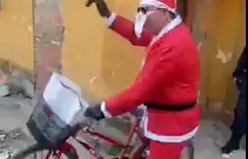 Jefe de la Comisaría 4ta de Villa Hayes sorprendió vestido de Papá Noel