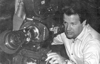 Carlos Saguier junto a una cámara de cine. El realizador falleció hoy a los 78 años.