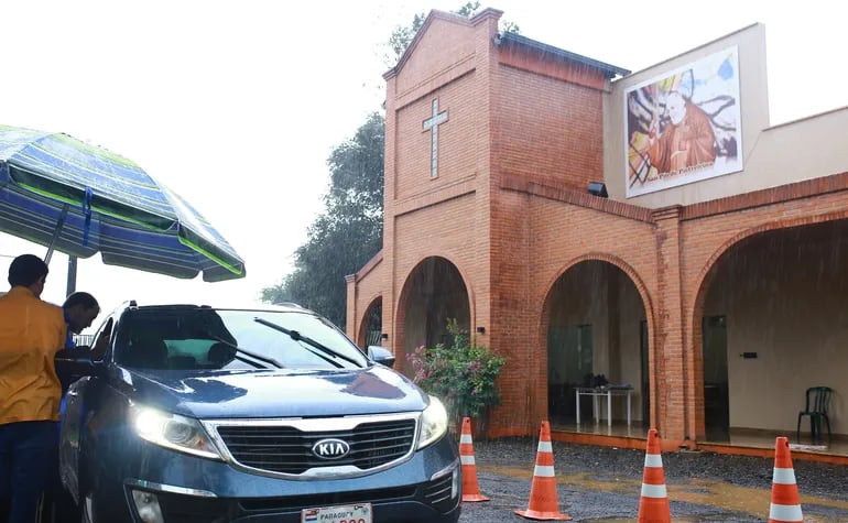 La lluvia no frenó a los fieles ni a los Hermanos Capuchinos que realizaron este sábado la jornada de bendición de vehículos.