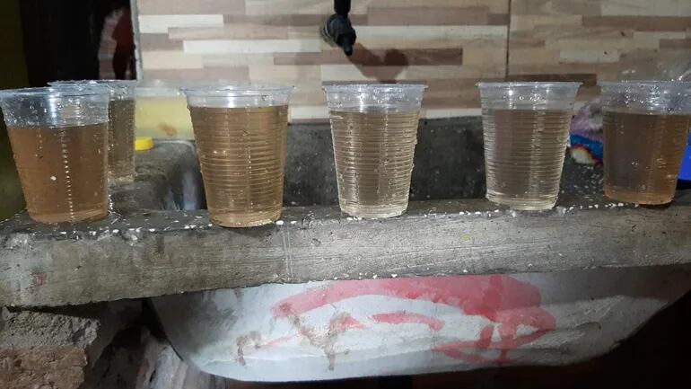 Vasos con agua sucia en una casa en Ayolas.