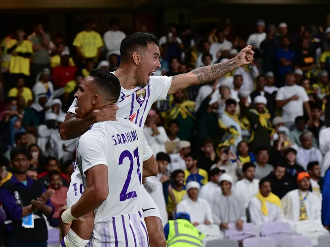 El paraguayo Alejandro Romero Gamarra (d), futbolista del Al Ain, celebra un gol en el partido ante Al Nassr de Cristiano Ronaldo por la ida de los cuartos de final de la Champions League de Asia.