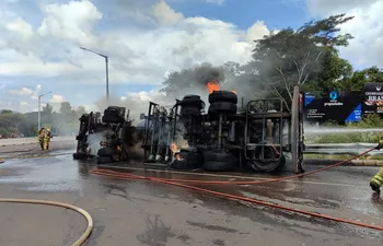 Camión cisterna volcó y se incendió en Caacupé.