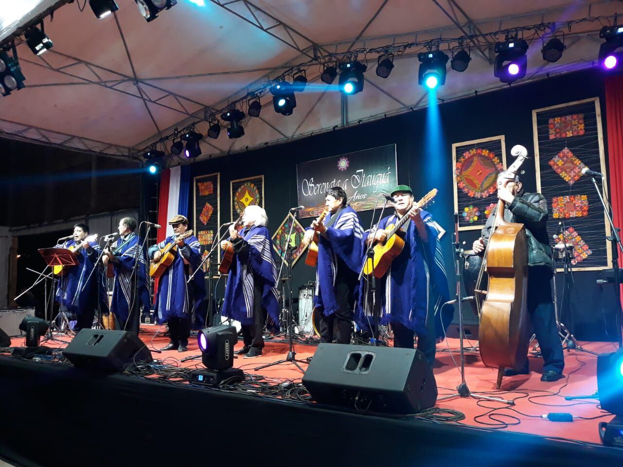 El grupo Las Guitarras de Itauguá, fue el primer grupo en deleitar al público con las canciones.
