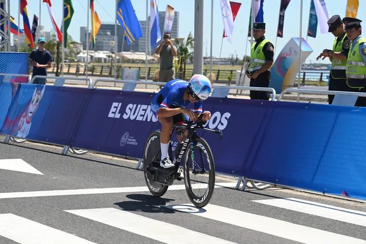 Agua Marina Espínola Salinas conquistó la medalla de oro en el ciclismo de ruta contrarreloj, en la Costanera de Asunción, con masivo apoyo del público paraguayo.