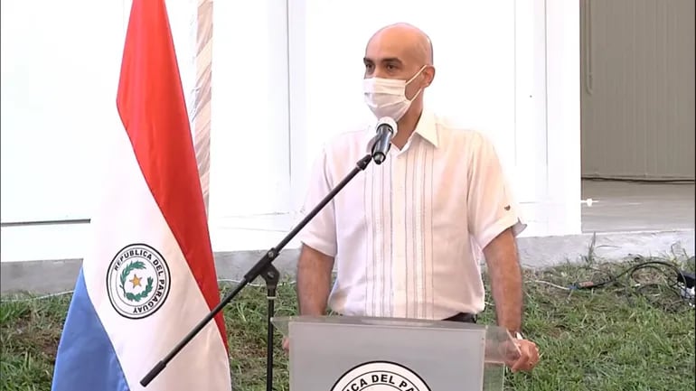 Julio Mazzoleni, ministro de Salud, hoy, en Itauguá.