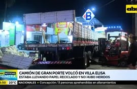 Camión de gran porte volcó en Villa Elisa