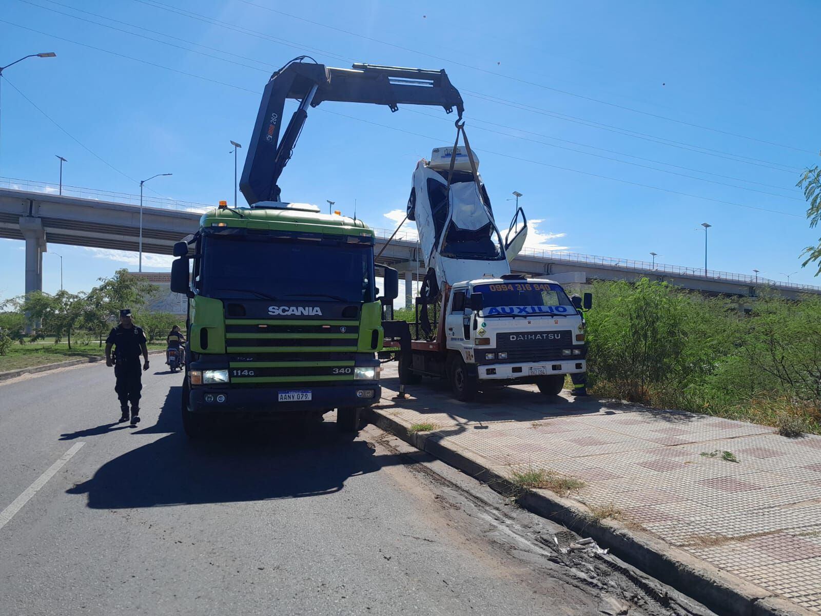 Retiraron el vehículo que cayó al agua en zona del Puente Héroes del Chaco.