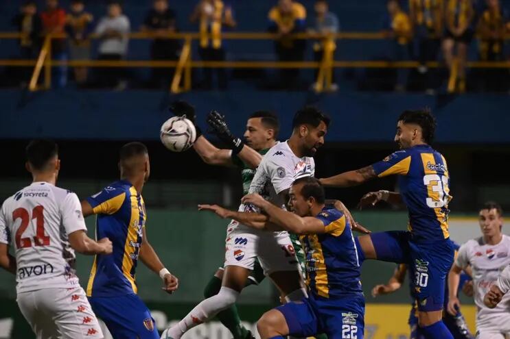 Lucha aérea entre los jugadores de Luqueño y Nacional