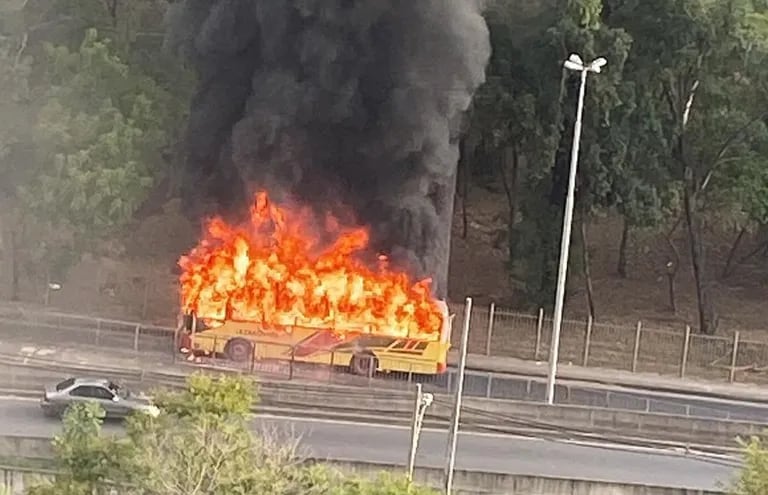 Un bus se incendió sobre la ruta Transchaco.