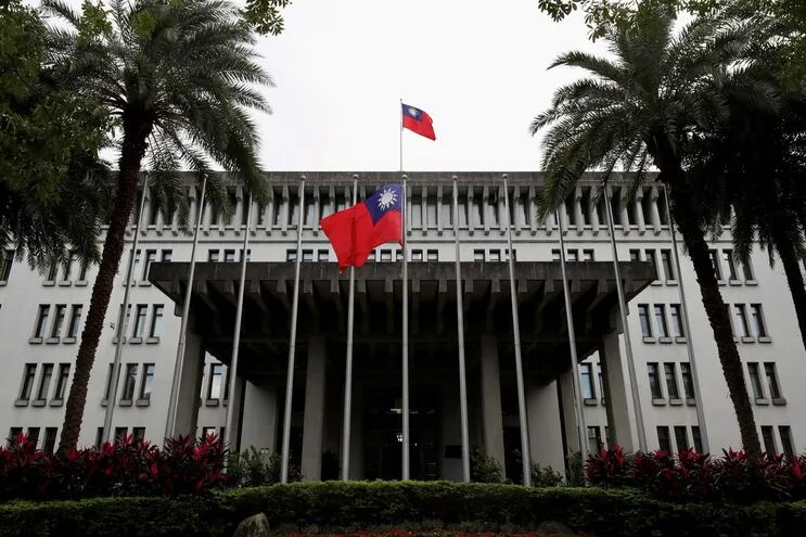 La bandera taiwanesa flamea frente a la sede del Ministerio de Exteriores, en Taipéi. La isla democrática perdió a un aliado con el retiro de Nicaragua.