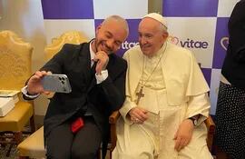 El colombiano J Balvin junto al papa Francisco, tomándose una selfie en el Vaticano.