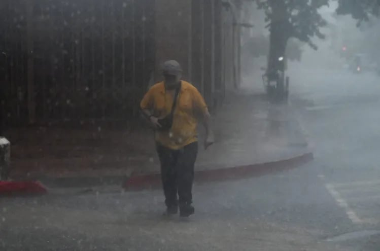 Núcleos de tormentas siguen desarrollándose sobre Asunción y 10 departamentos este martes.