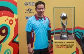 The Solo Mayor Gibran Rakabuming Raka, a vice presidential candidate and Indonesian President Joko Widodo's son, stands next to the FIFA U-17 World Cup trophy during a promotional event for the upcoming youth football tournament in Solo on November 5, 2023. (Photo by DEVI RAHMAN / AFP)