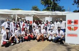El equipo de doctores y enfermeros docentes de la Universidad María Auxiliadora, además de estudiantes de Medicina, Enfermería y carreras técnicas.