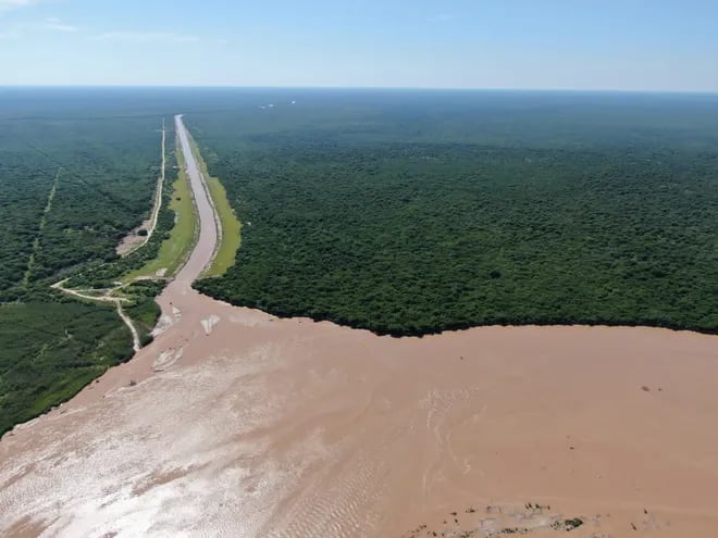 Embocadura o toma de agua del canal paraguayo del río PIlcomayo. Foto del MOPC de principios de este enero.