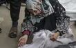 Una mujer llora ante el cadáver de un familiar tras un ataque aéreo israelí sobre Deir Al Balah, sur de la Franja de Gaza, este 23 de febrero de 2024.
