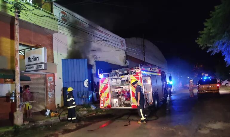 El incendio sucedió en la firma Fleitas Domecq y Cía. SA, un local de venta de electrodomésticos, de las 01:30 de este lunes.