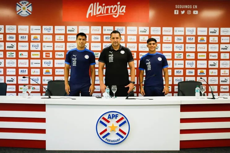 Diego Gómez, Aldo Bobadilla y Thiago Servín, en la reciente conferencia ofrecida por los componentes de la selección nacional Sub 20.