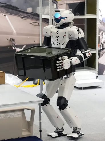 El robot humanoide 'Kaleido' lleva una caja en el stand de Kawasaki, durante la exposición Internacional de Robots (iREX) en Tokio, Japón.