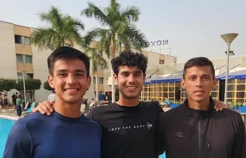 Los integrantes de la delegación nacional de Copa Davis de izq. a der.: Hernando Escurra, Daniel Vallejo y Juan Borba en Egipto.