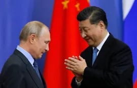 El presidente de Rusia, Vladimir Putin (i) y el de China, Xi Jinping (d) arrancaron una cumbre de alto nivel con la guerra en Ucrania de fondo.  (Sputnik/AFP)