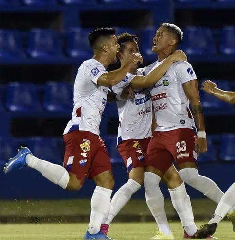Orlando Gaona Lugo, autor del primer gol para Nacional, celebra con Carlos Espínola y Brahian Ayala.