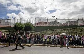 un-grupo-de-personas-aguarda-en-la-entrada-de-un-supermercado-en-caracas-el-2015-empezo-en-venezuela-con-grandes-colas-en-centros-de-abastecimient-192016000000-1283225.jpg