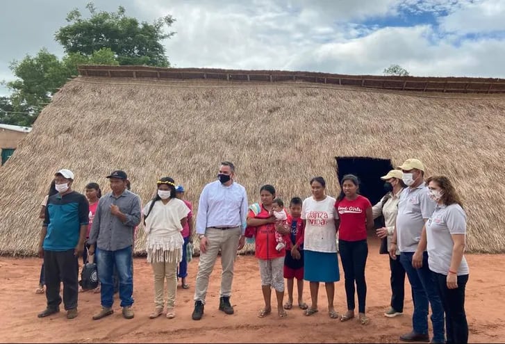 El encargado de negocios de EE.UU., Joseph Salazar (centro) visitó a la  comunidad indígena Itaguazú, de Pedro Juan Caballero (foto gentileza).