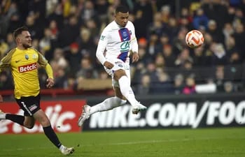 Kylian Mbappé marca el tercer gol para París SG ante  Pays  de Cassel.
